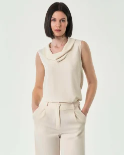 Top color burro in crêpe senza maniche con collo morbido con spacco sul retro