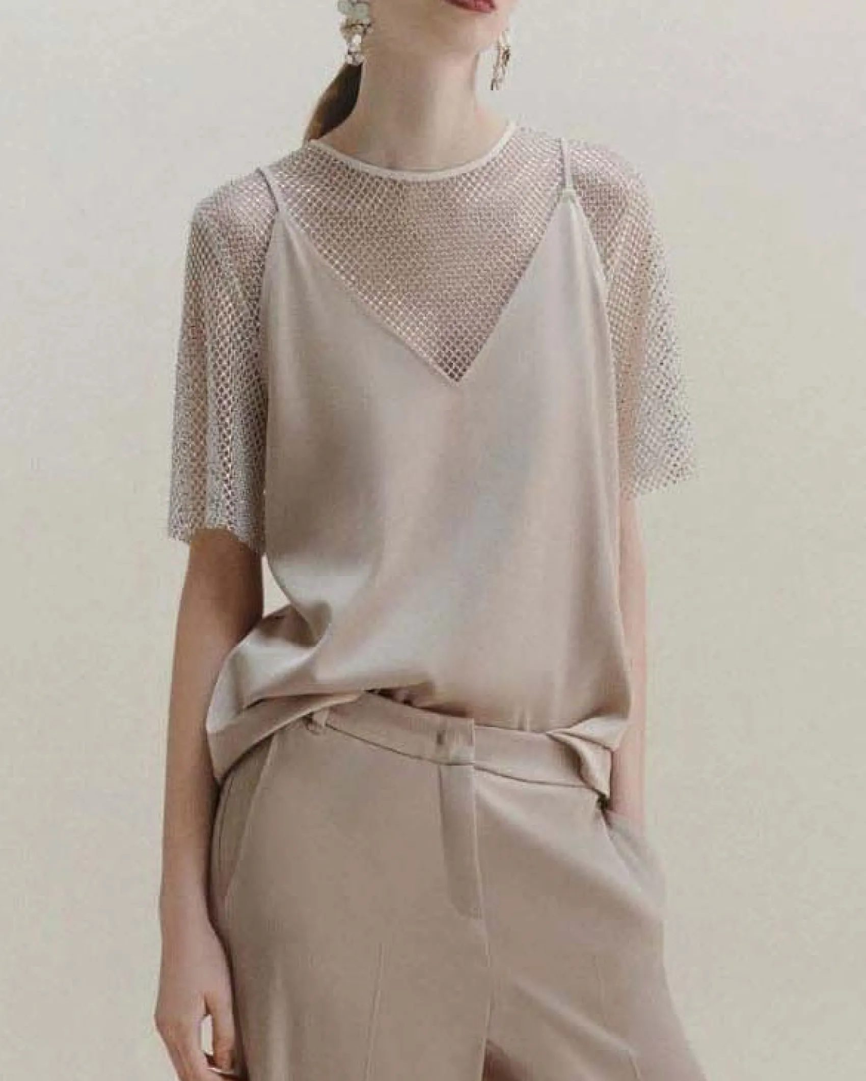 Top color sabbia Marella in raso con scollo a V e spalline sottili