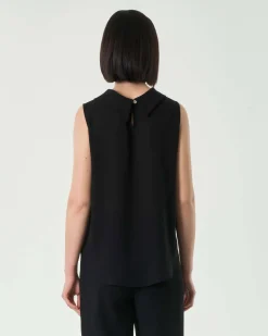 Top nero in crêpe senza maniche con collo morbido con spacco sul retro