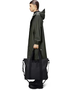 Tote Bag Rains nera in tessuto tecnico impermeabile effetto gommato con tracolla removibile