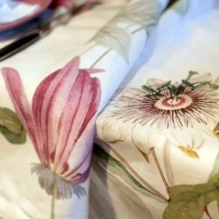 Tovaglia rettangolare Granadilla in lino a fantasia floreale Passiflora verde e rosa 160x230