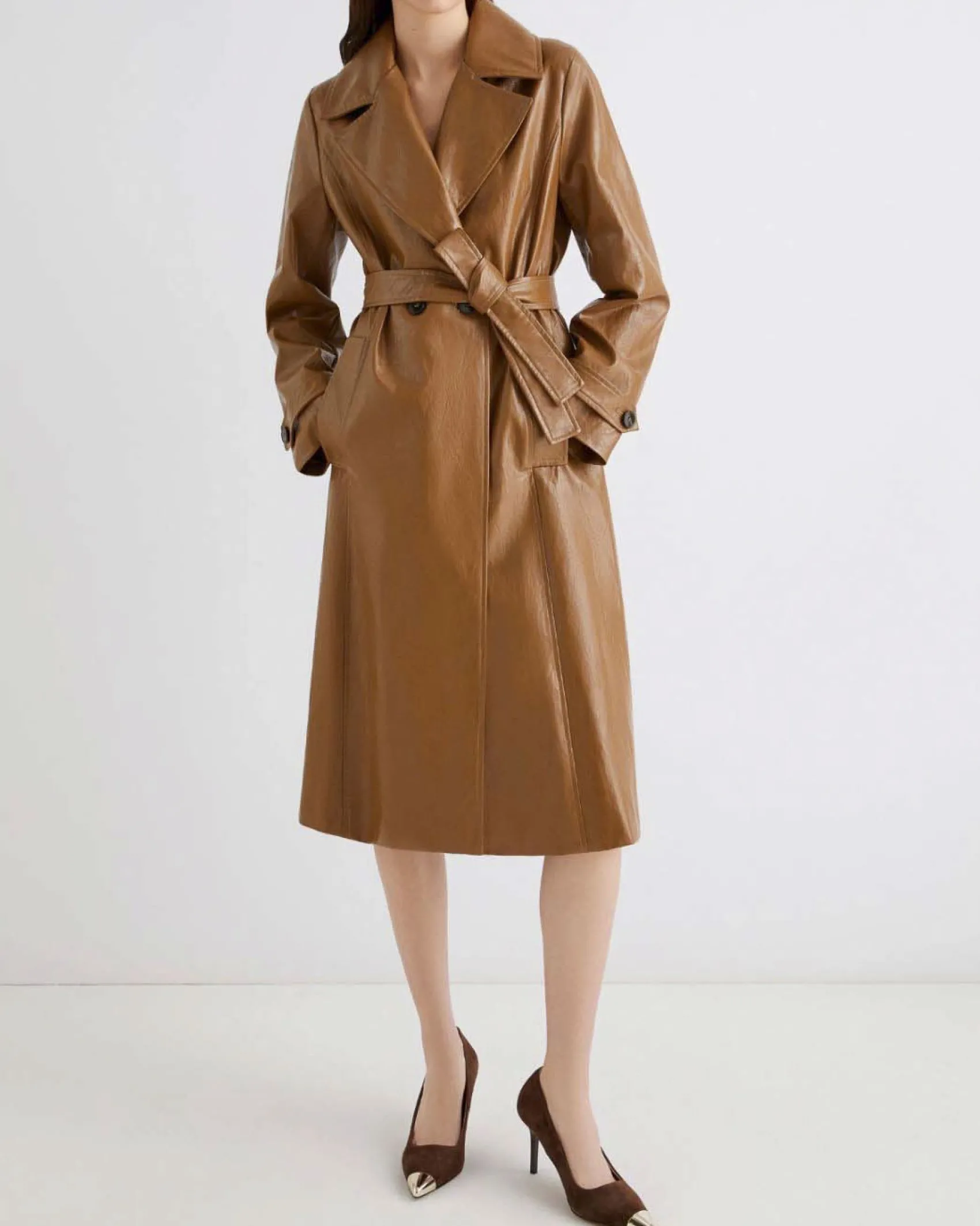 Trench color cuoio Marella in similpelle a doppiopetto con mantellina sulle spalle