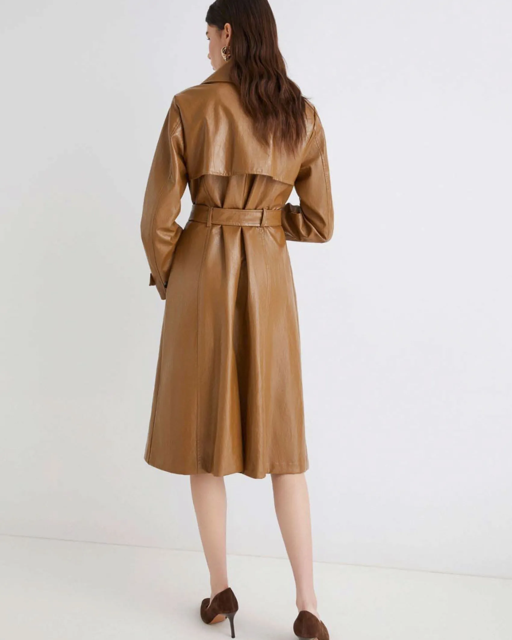 Trench color cuoio Marella in similpelle a doppiopetto con mantellina sulle spalle