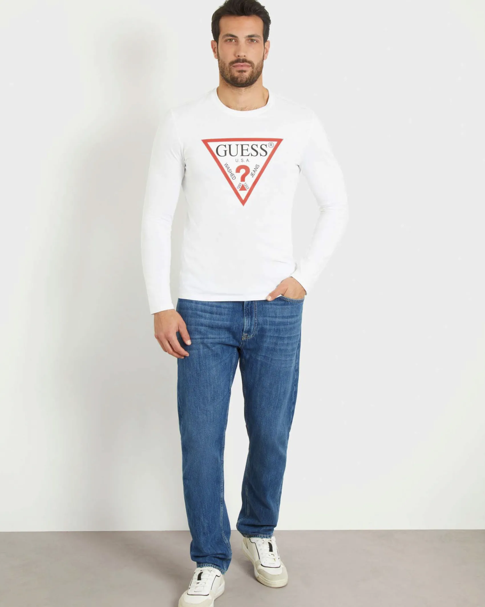 T-shirt a manica lunga Guess bianca in cotone con maxi logo triangolo stampato