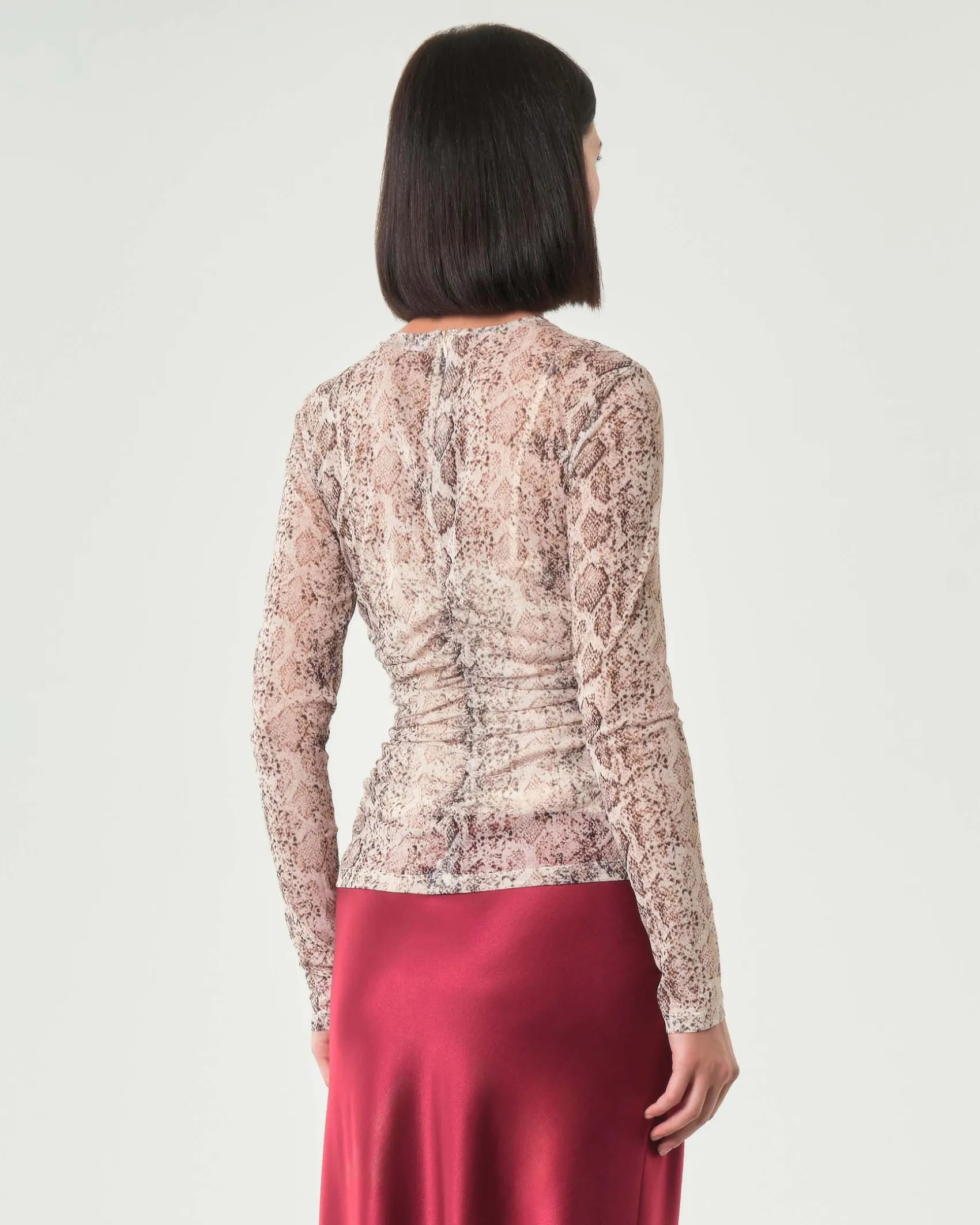 T-shirt aderente a maniche lunghe Emme Marella in tulle a fantasia pitonata beige con arricciatura sul davanti