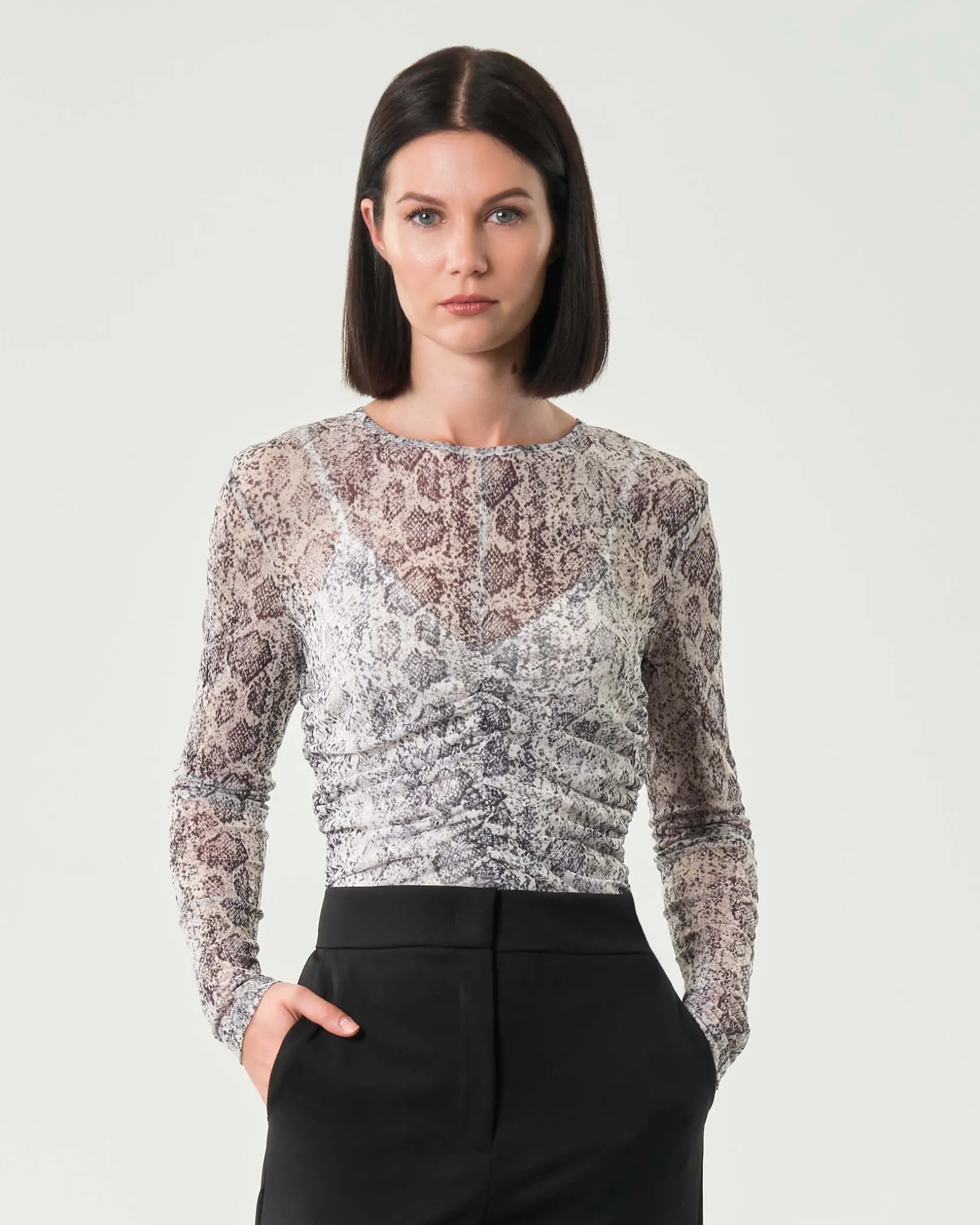 T-shirt aderente a maniche lunghe Emme Marella in tulle a fantasia pitonata con arricciatura sul davanti