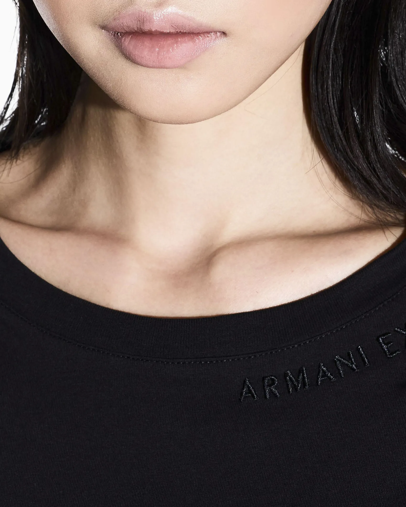 T-shirt Armani Exchange nera in cotone con logo in rilievo sullo scollo