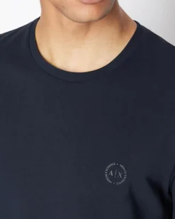 T-shirt blu a mezza manica tinta unita con logo piccolo ricamato sul petto