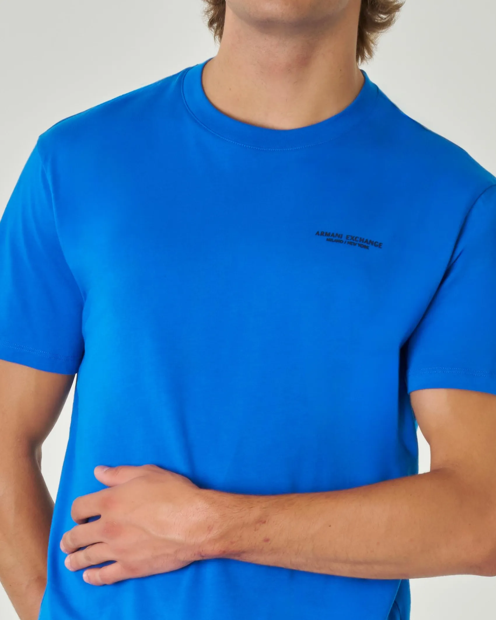 T-shirt blu royal mezza manica tinta unita con logo piccolo stampato sul petto