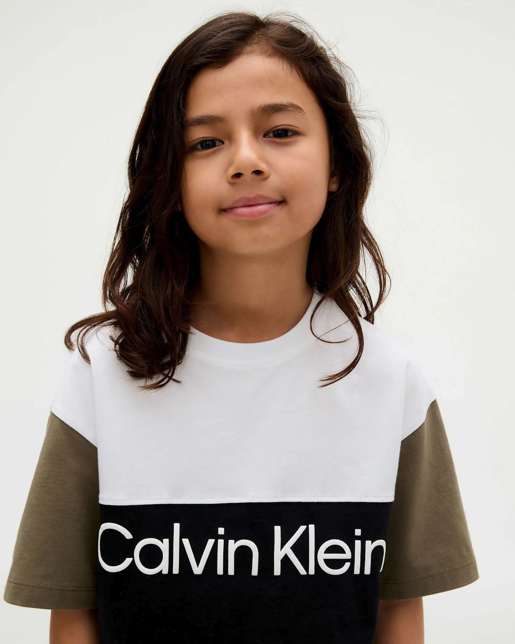 T-shirt Calvin Klein color block in puro cotone con scritta logo bianca