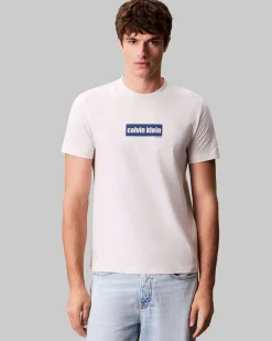 T-shirt Calvin Klein Jeans panna in cotone con stampa logo frontale