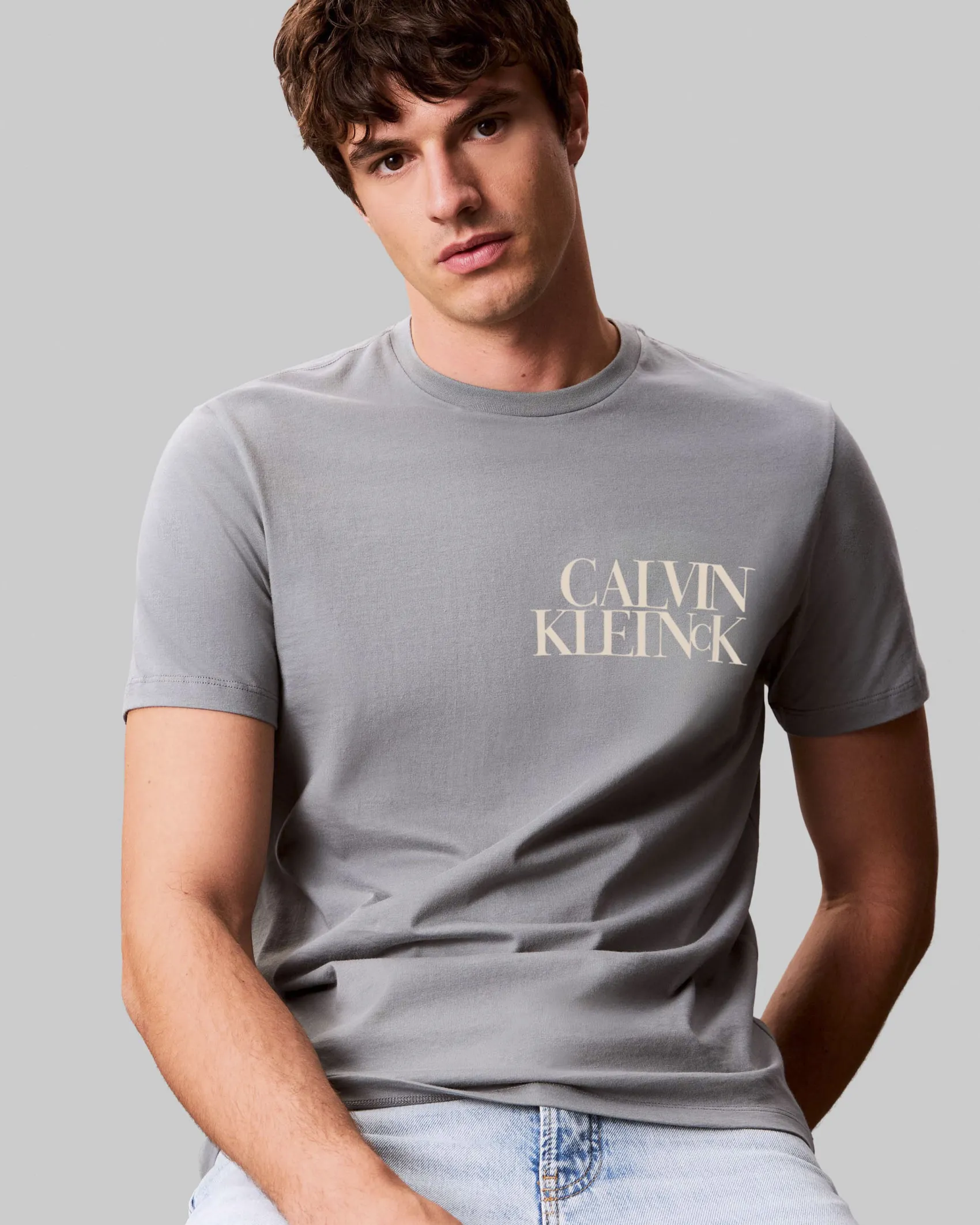 T-shirt Calvin Klein Jeans grigia in cotone con logo scritta sul petto