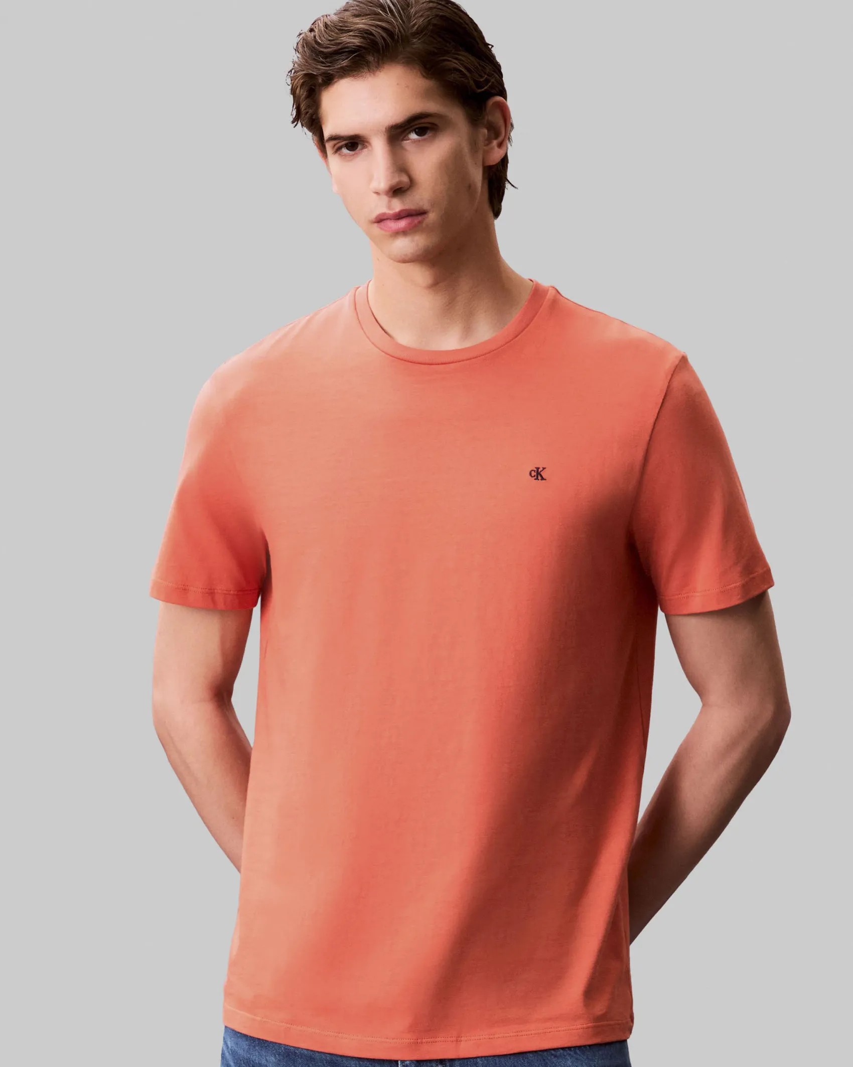 T-shirt Calvin Klein Jeans arancione in cotone con logo ricamato sul petto