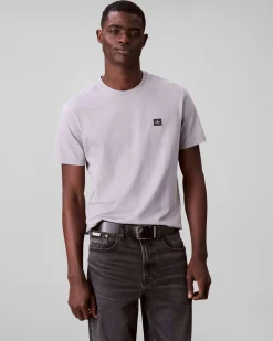 T-shirt Calvin Klein Jeans grigia in cotone con patch logo applicato sul petto
