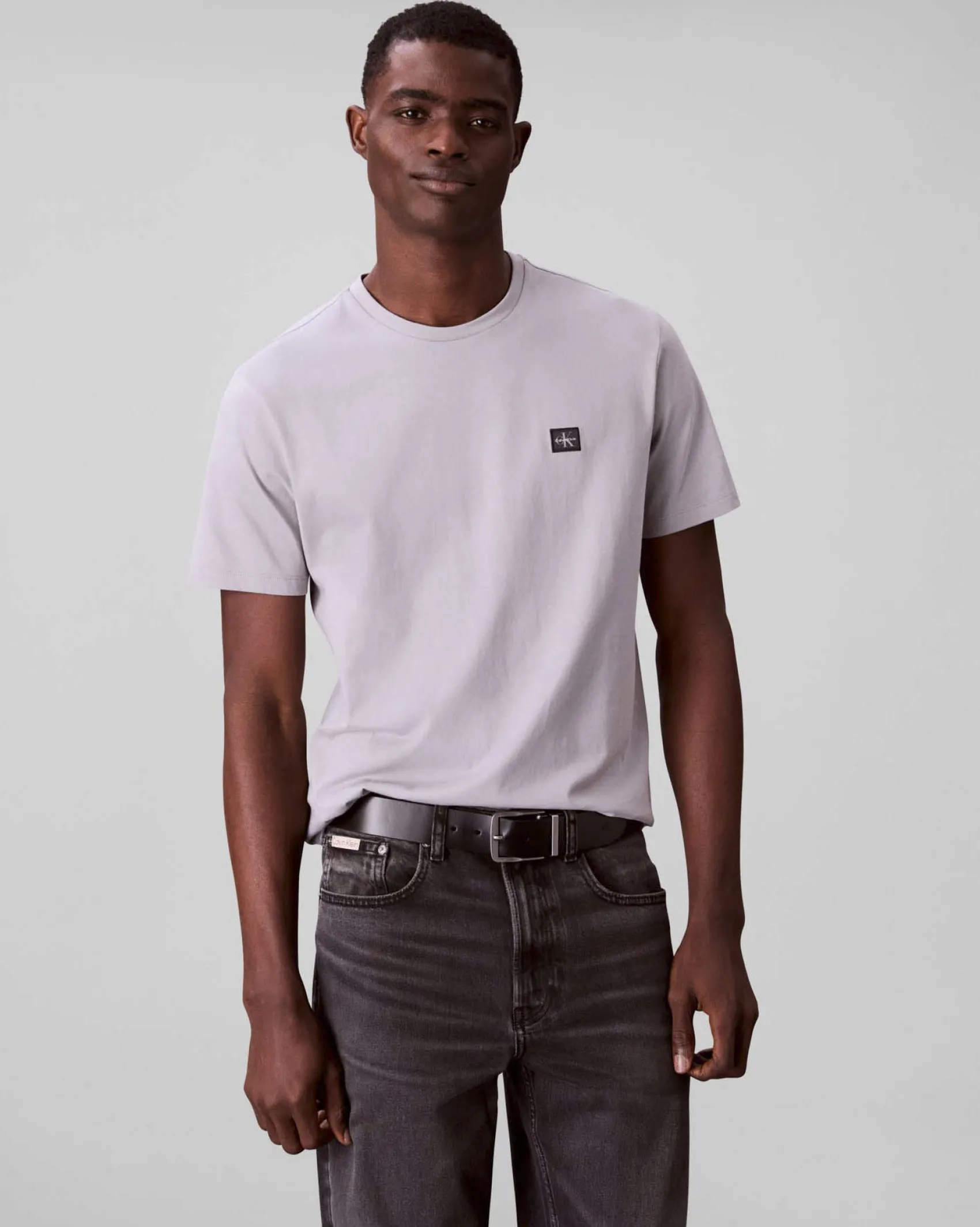 T-shirt Calvin Klein Jeans grigia in cotone con patch logo applicato sul petto