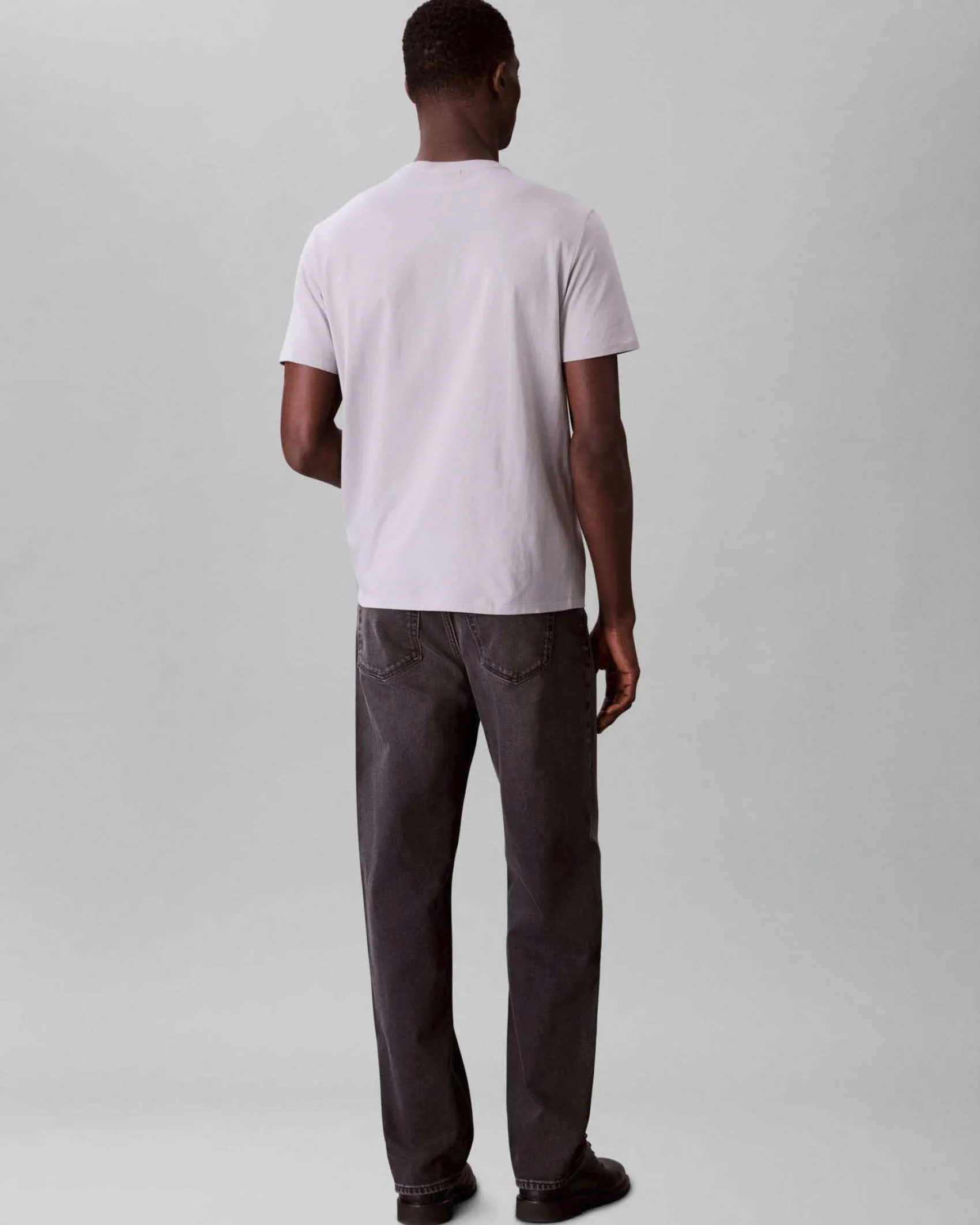 T-shirt Calvin Klein Jeans grigia in cotone con patch logo applicato sul petto