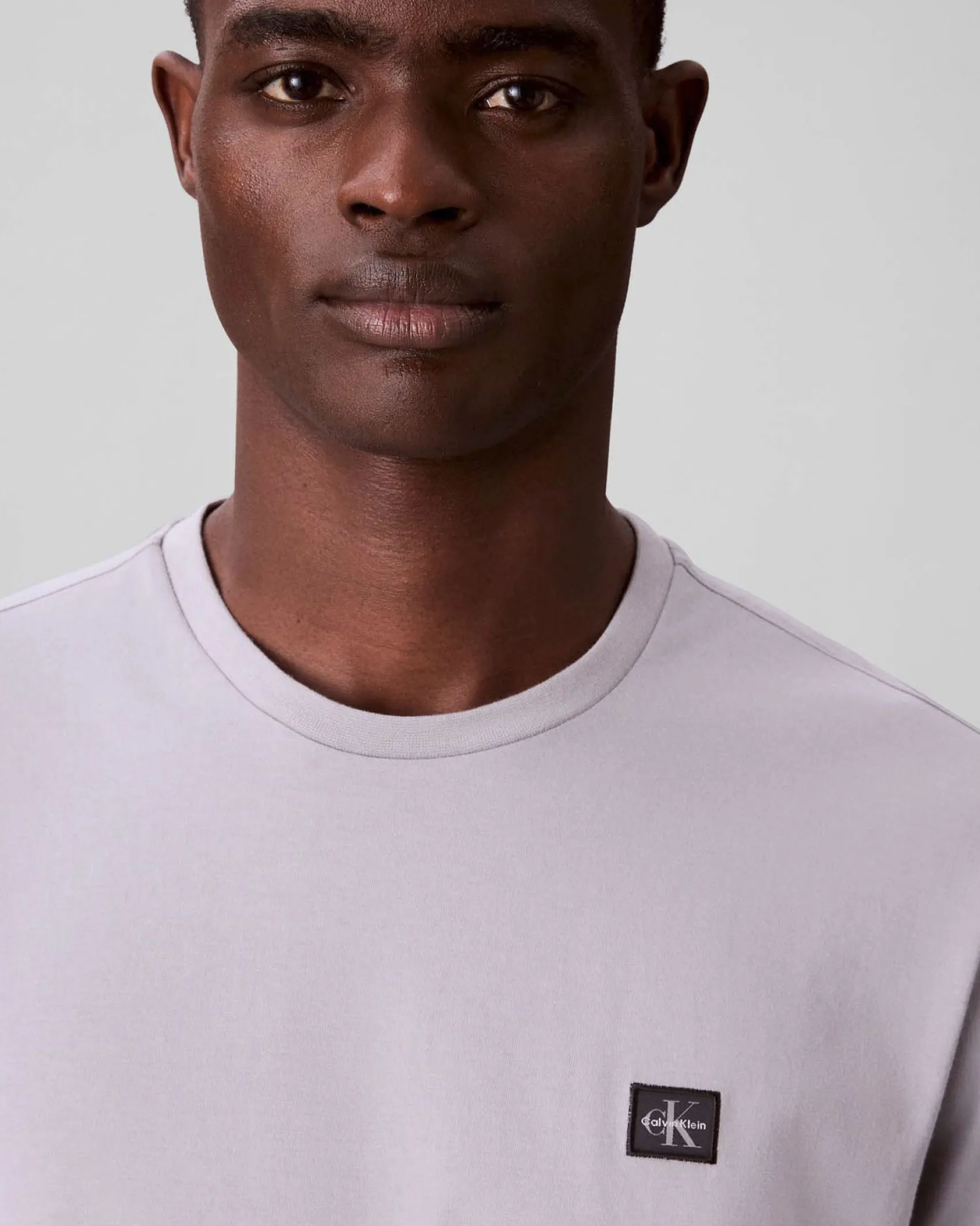 T-shirt Calvin Klein Jeans grigia in cotone con patch logo applicato sul petto
