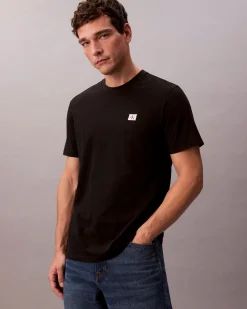 T-shirt Calvin Klein Jeans nera in cotone con patch logo applicato sul petto