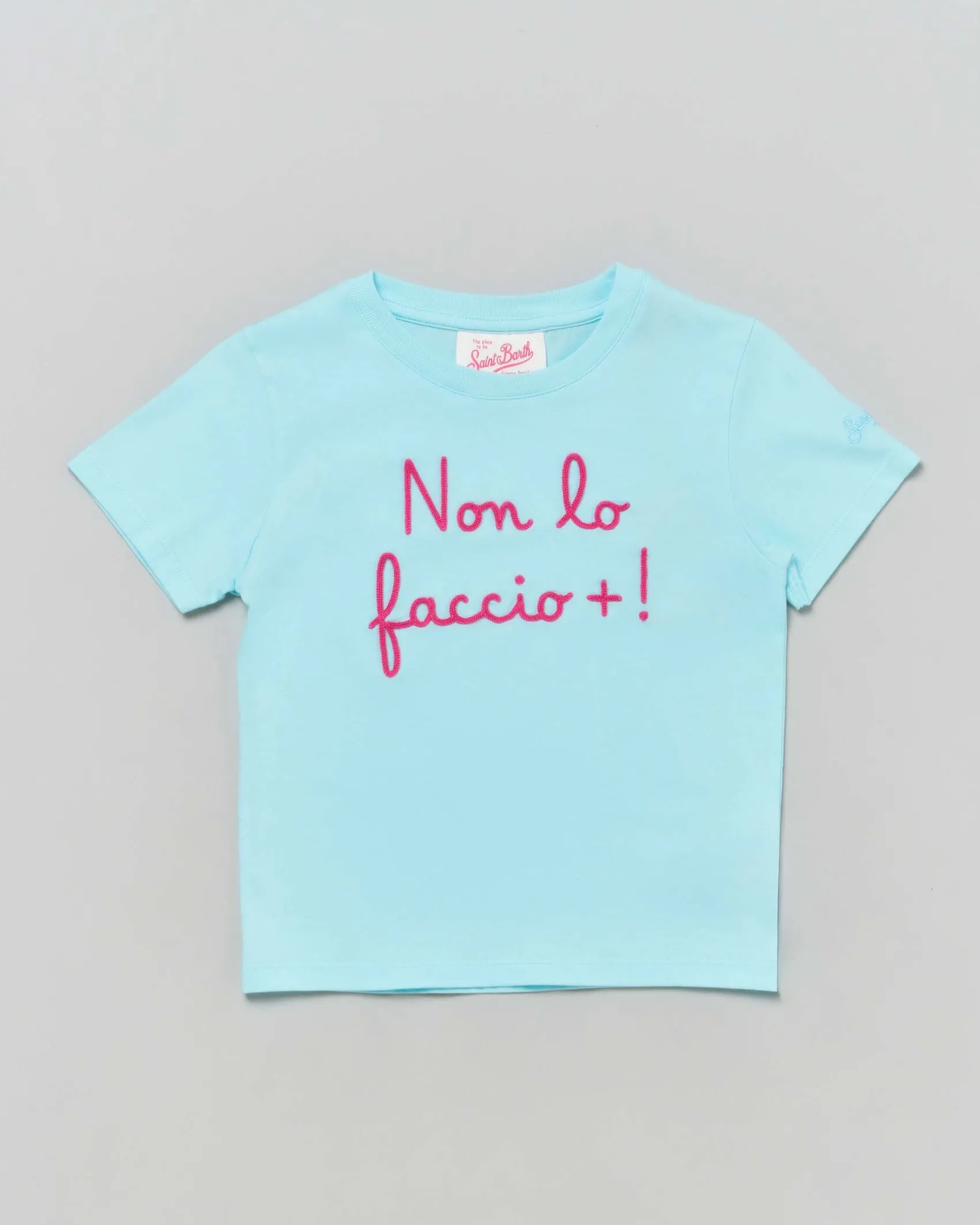 T-shirt color acqua in cotone a maniche corte con scritta 'Non lo faccio +!' fucsia
