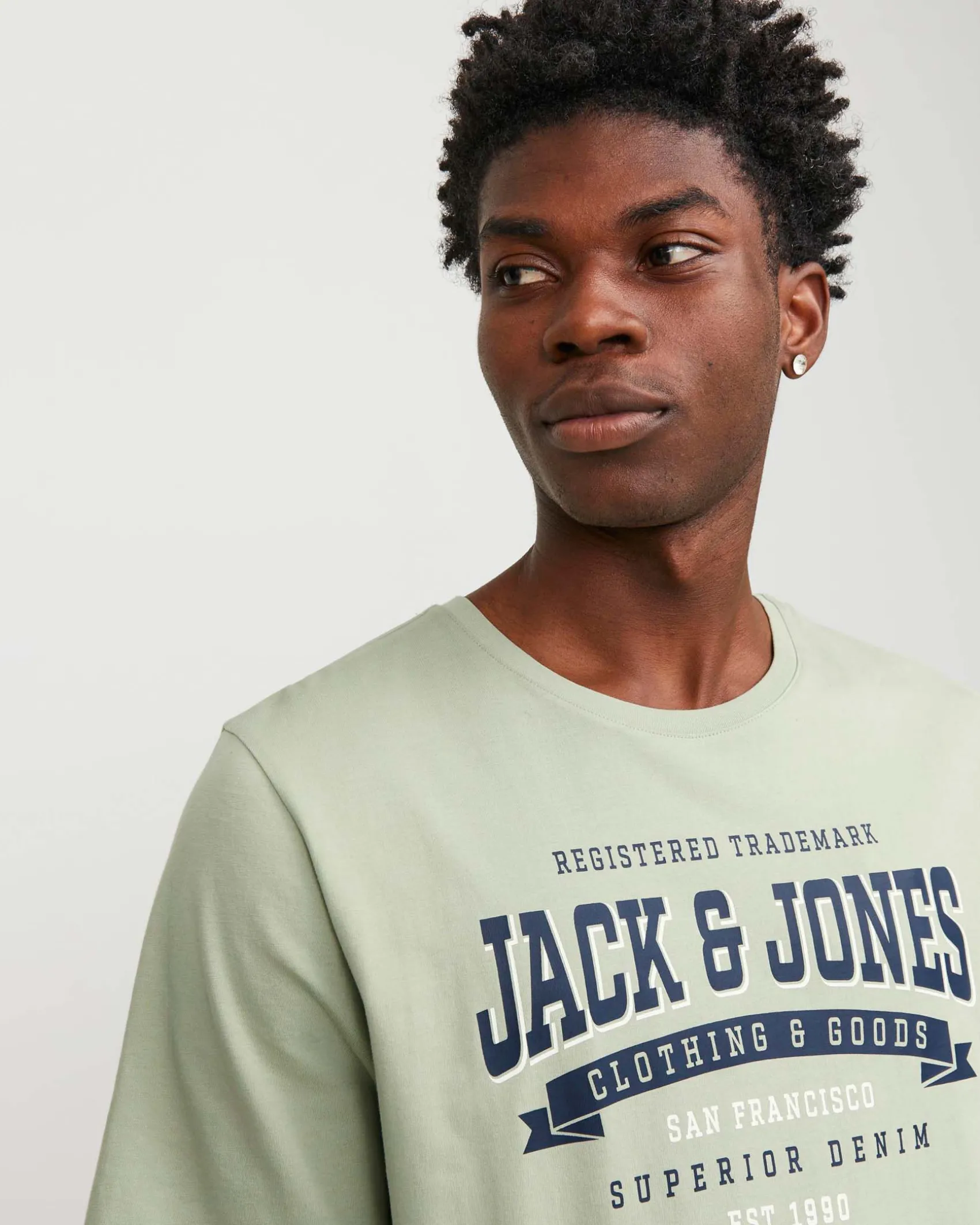 T-shirt color salvia regular-fit in puro cotone con stampa logo in stile college frontale