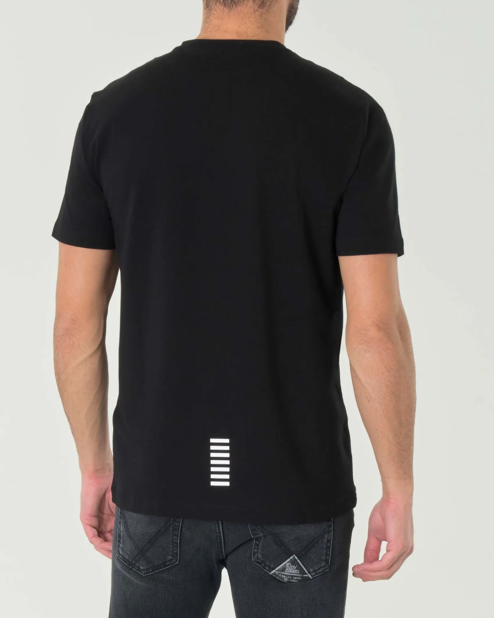 T-shirt EA7 nera in cotone stretch con scollo a V e logo bianco sul petto