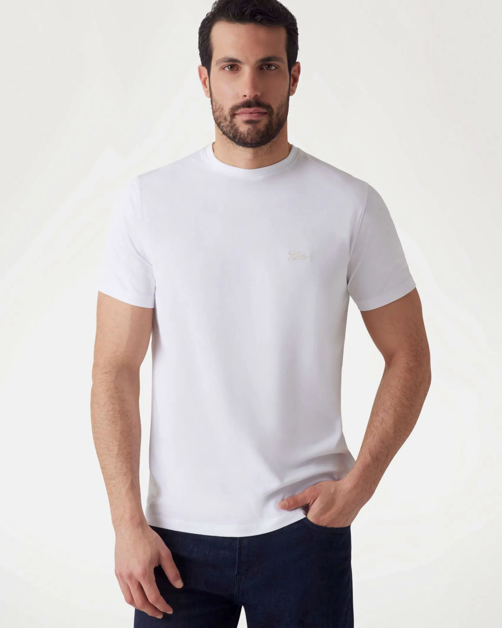T-shirt Guess bianca in cotone elasticizzato con logo piccolo ricamato in tono