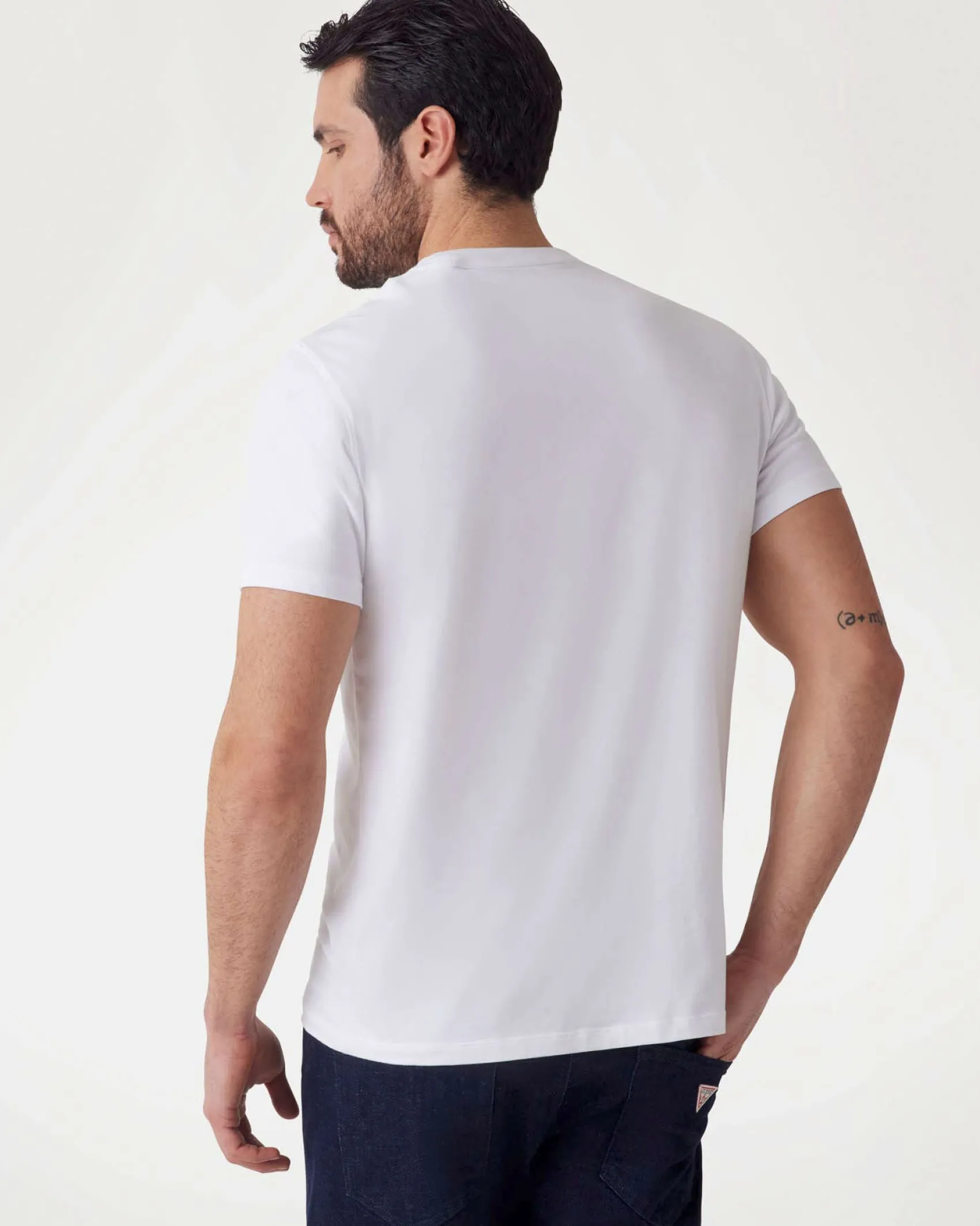 T-shirt Guess bianca in cotone elasticizzato con logo piccolo ricamato in tono