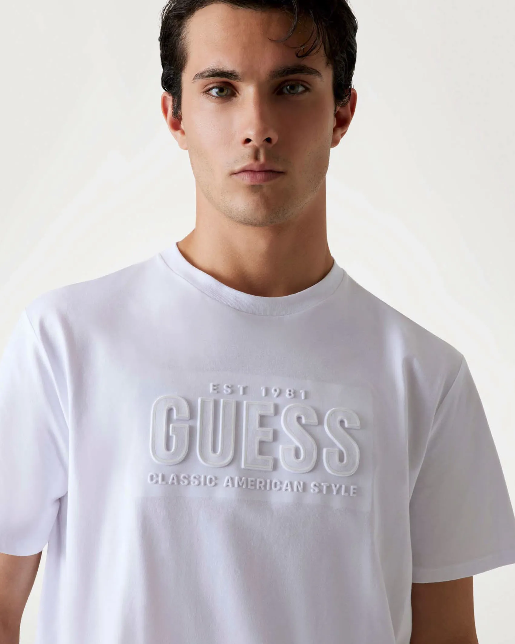 T-shirt Guess bianca in cotone con logo scritta in rilievo sul petto