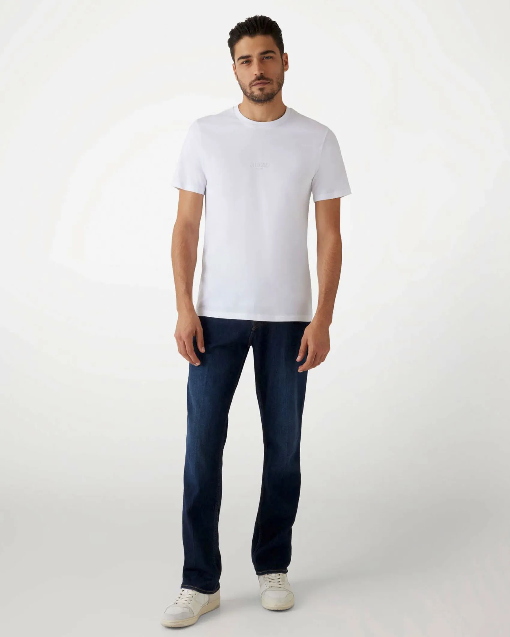 T-shirt Guess bianca slim-fit in cotone con logo in tono ricamato sul petto
