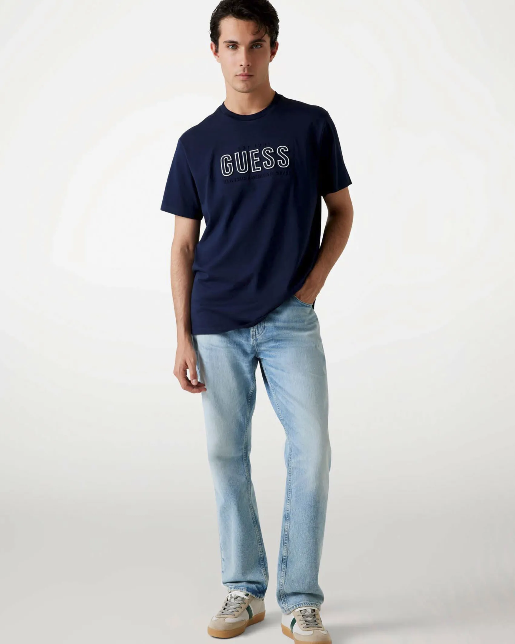 T-shirt Guess blu in cotone con logo scritta in rilievo sul petto