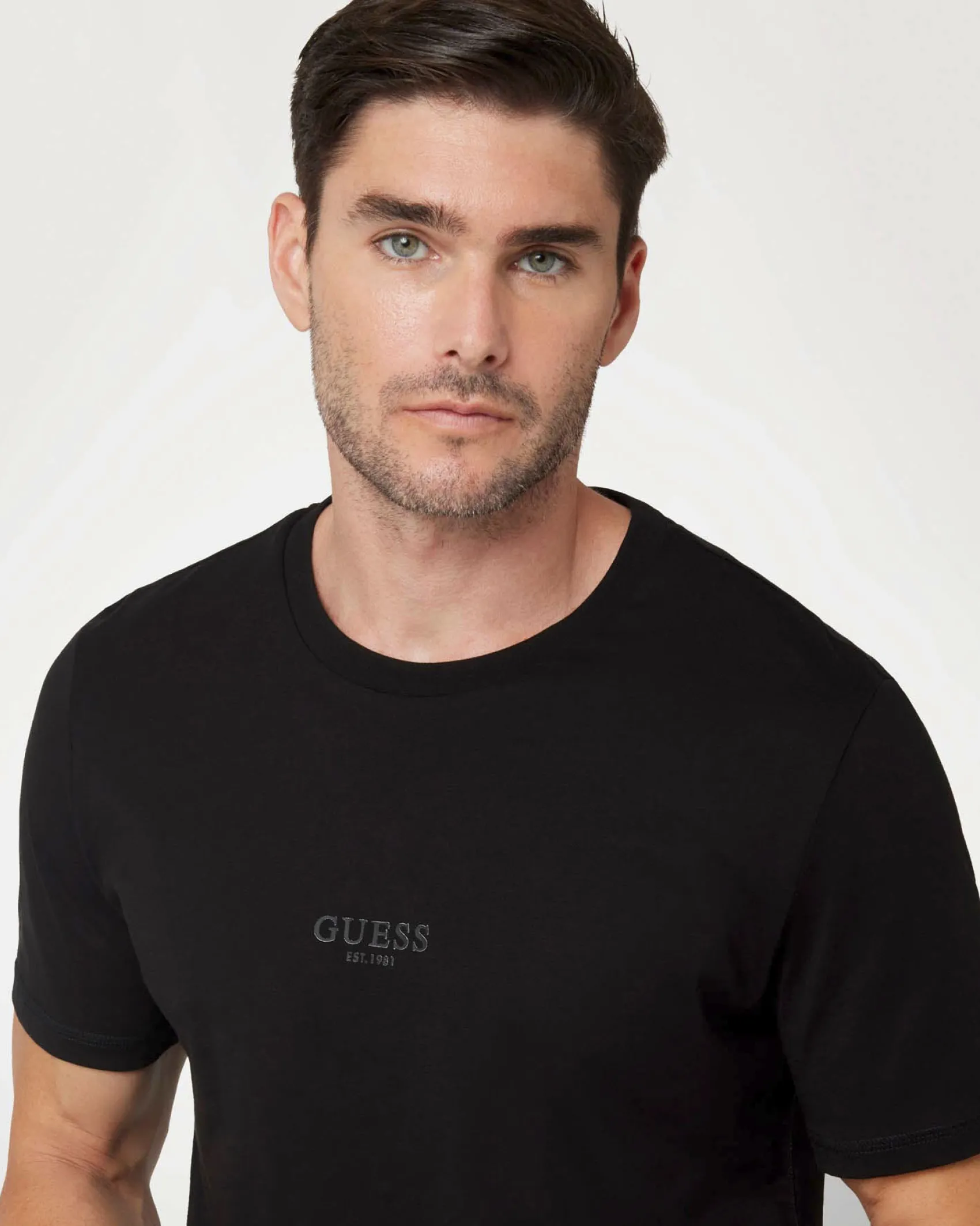 T-shirt Guess nera in cotone con logo in tono ricamato sul petto