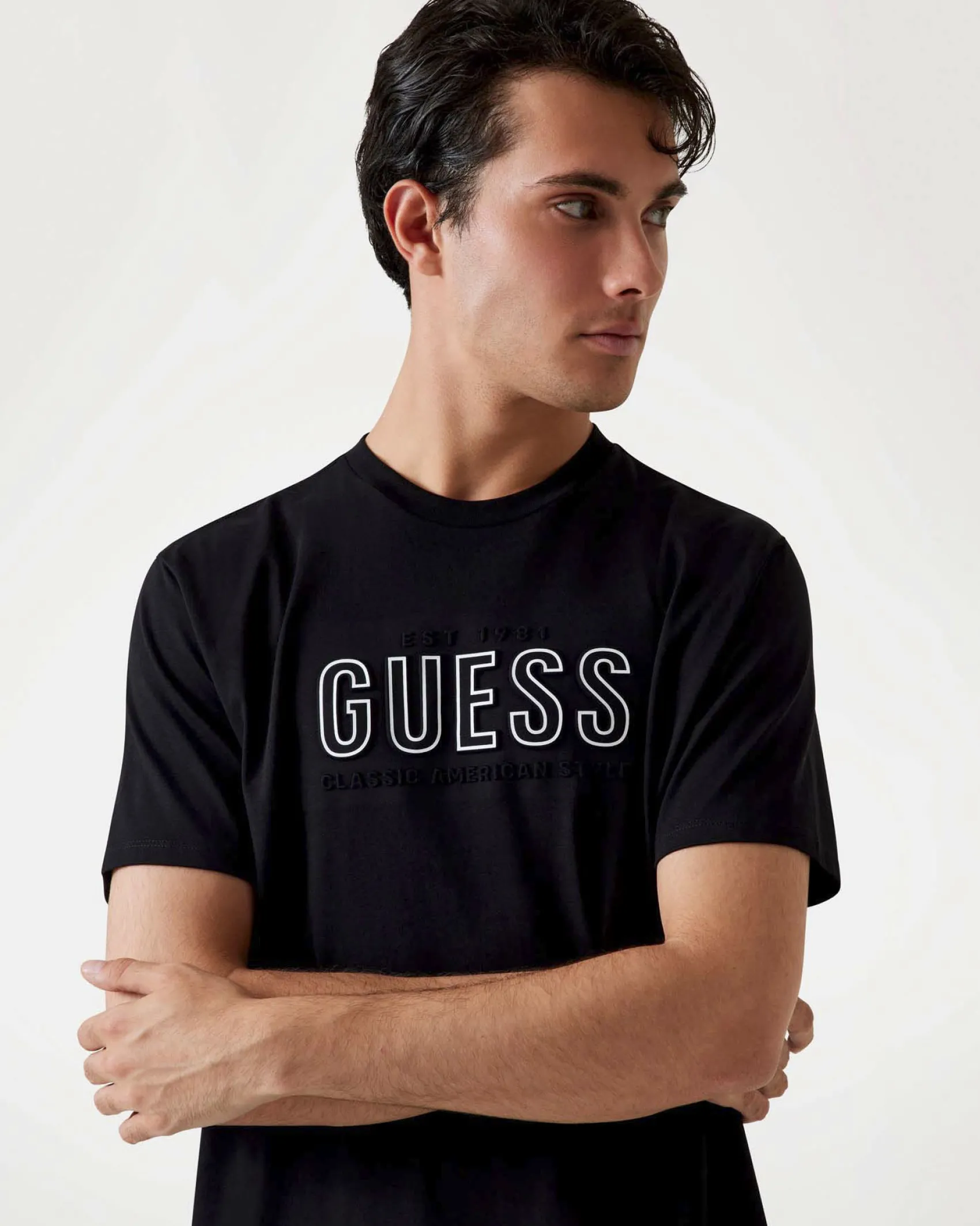 T-shirt Guess nera in cotone con logo scritta in rilievo sul petto