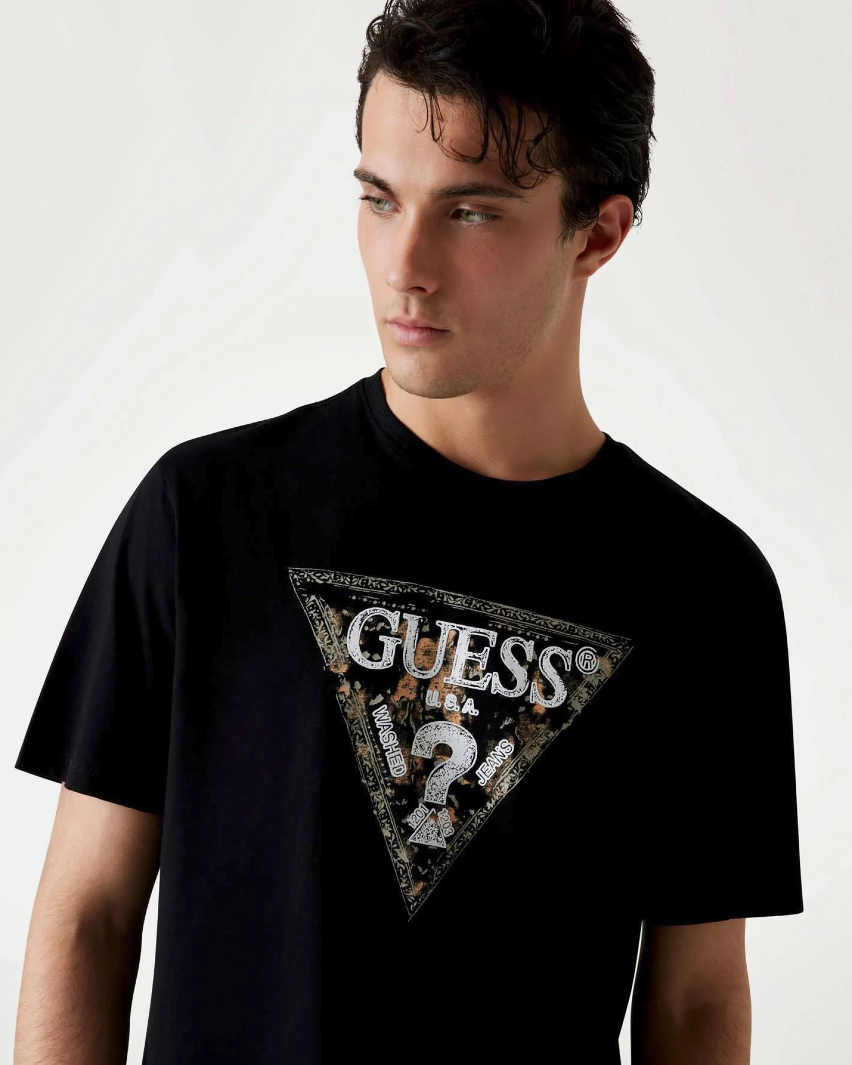 T-shirt Guess nera in cotone con stampa logo triangolo frontale