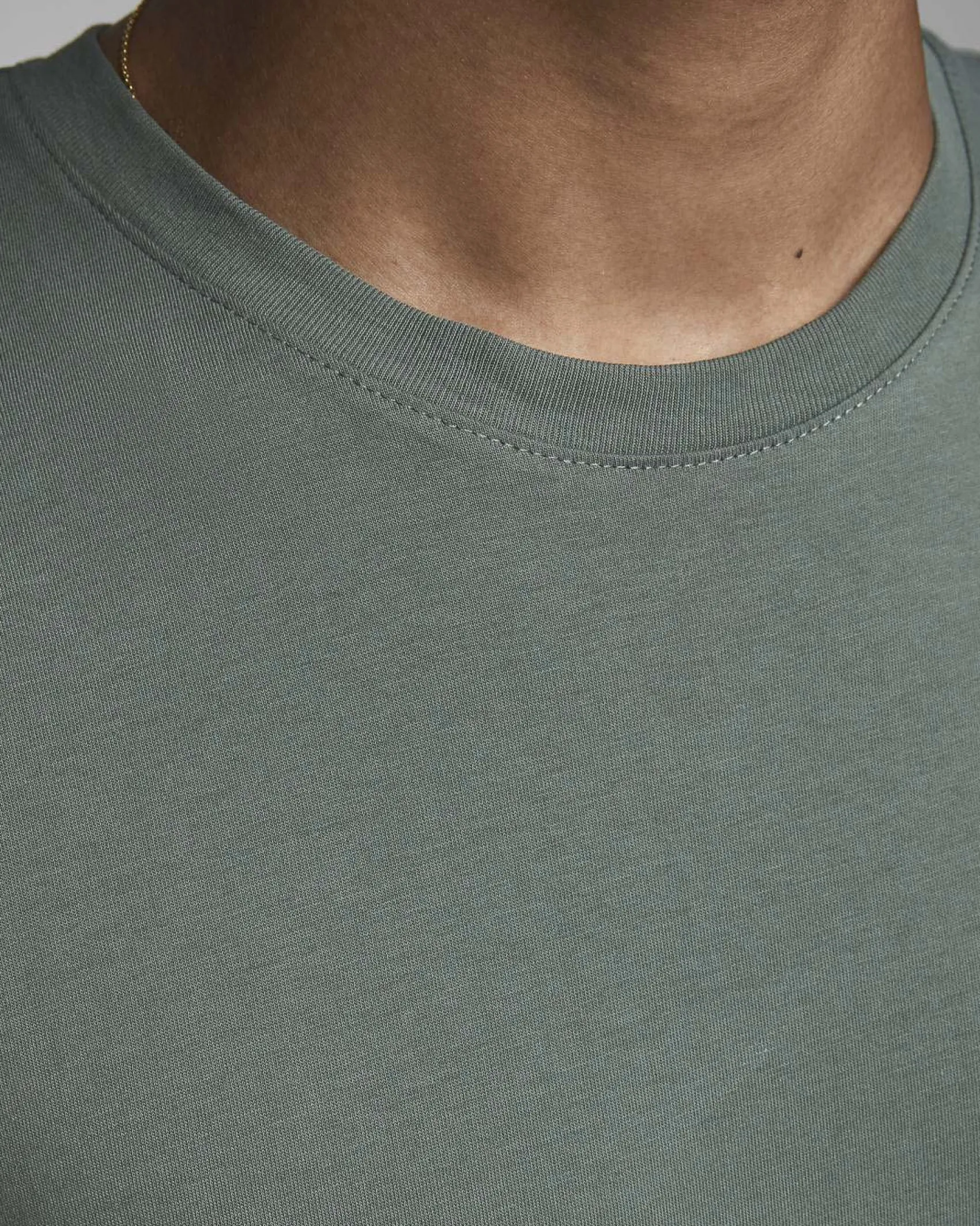 T-shirt Jack & Jones verde salvia regular-fit tinta unita con scollo a giro e mezze maniche