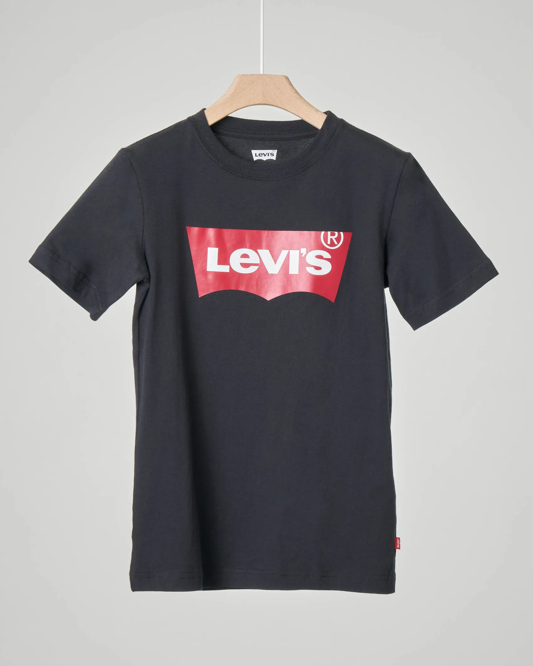 T-shirt Levi's nera mezza manica con logo batwing rosso