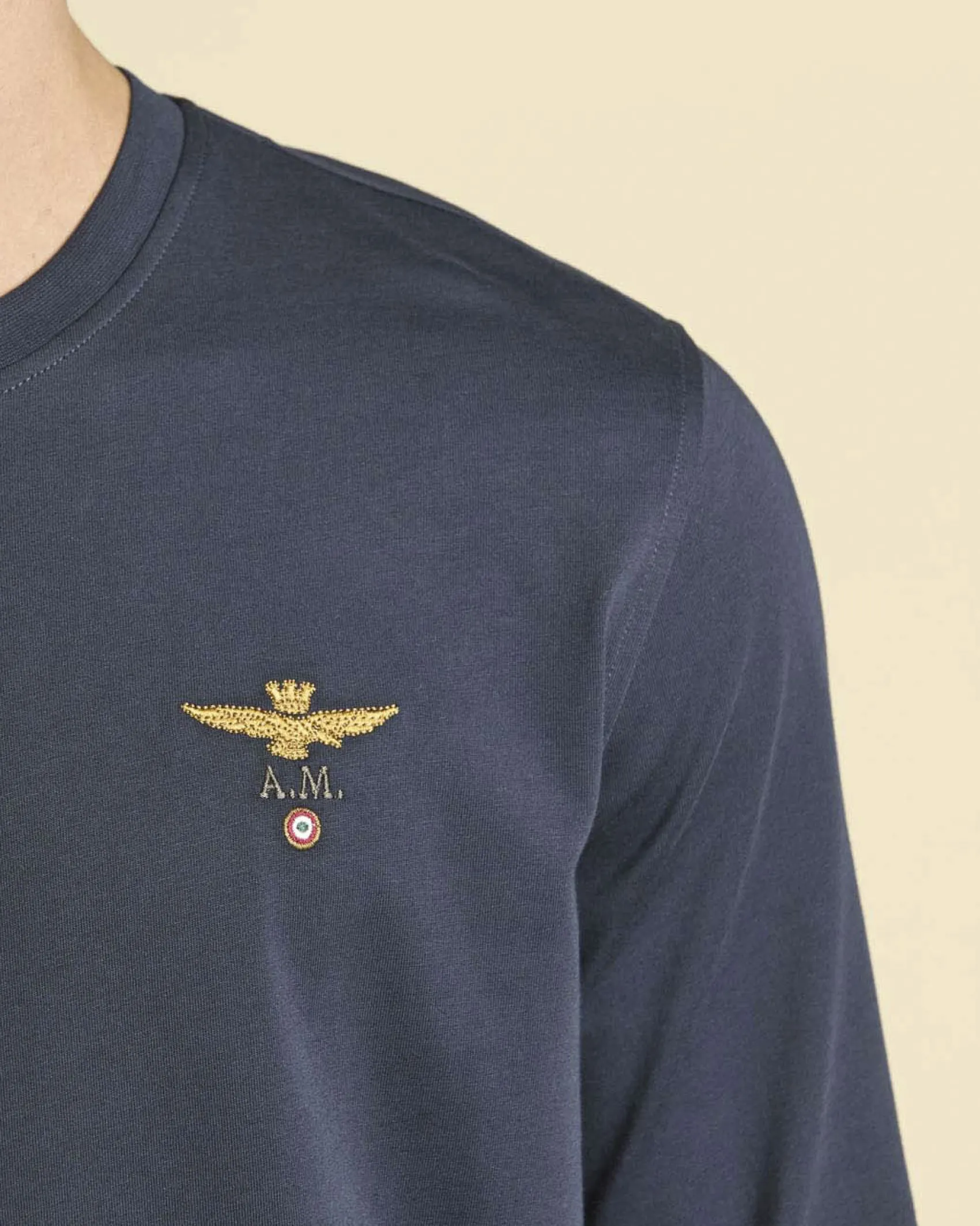 T-shirt manica lunga Aeronautica Militare blu con ricamo aquila turrita sul petto