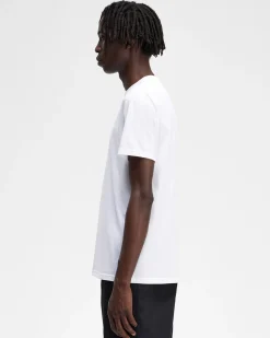 T-shirt mezza manica Fred Perry bianca con logo ricamato centrale sul petto