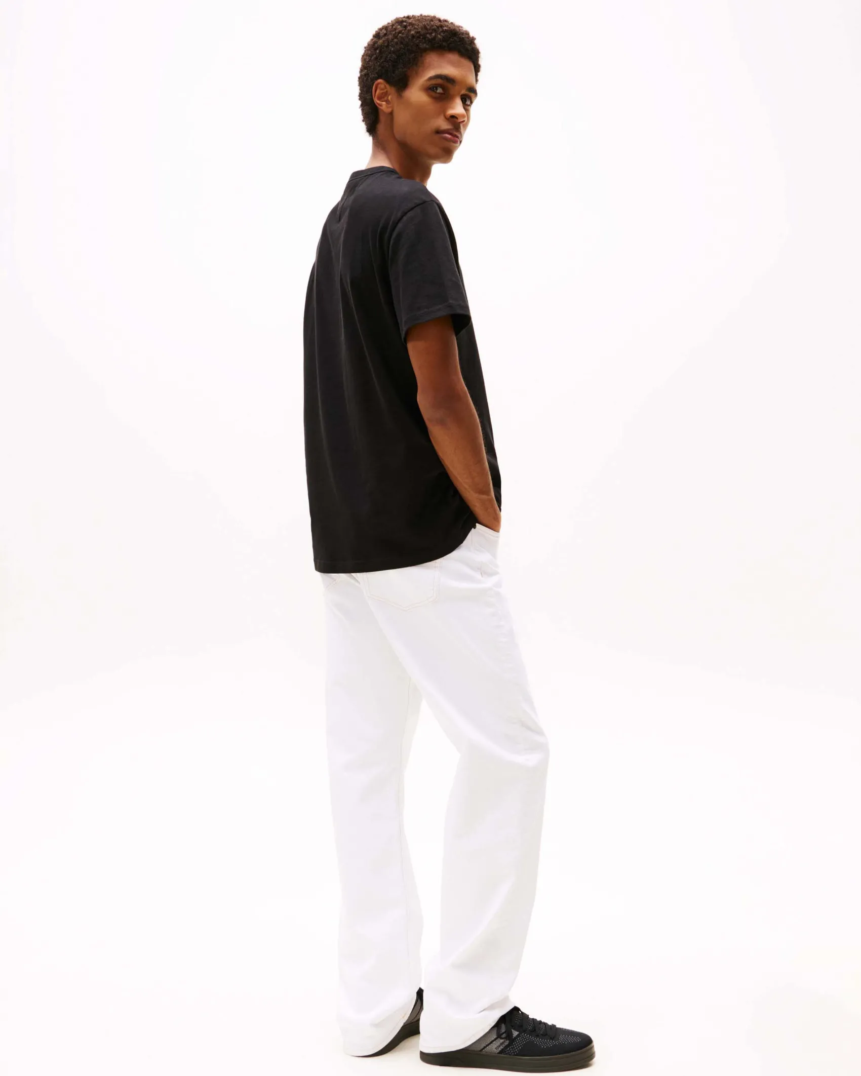 T-shirt mezza manica Tommy Jeans nera regular-fit in puro cotone con logo flag ricamato sul petto