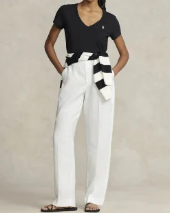 T-shirt nera in cotone con scollo a V e logo ricamato sul petto