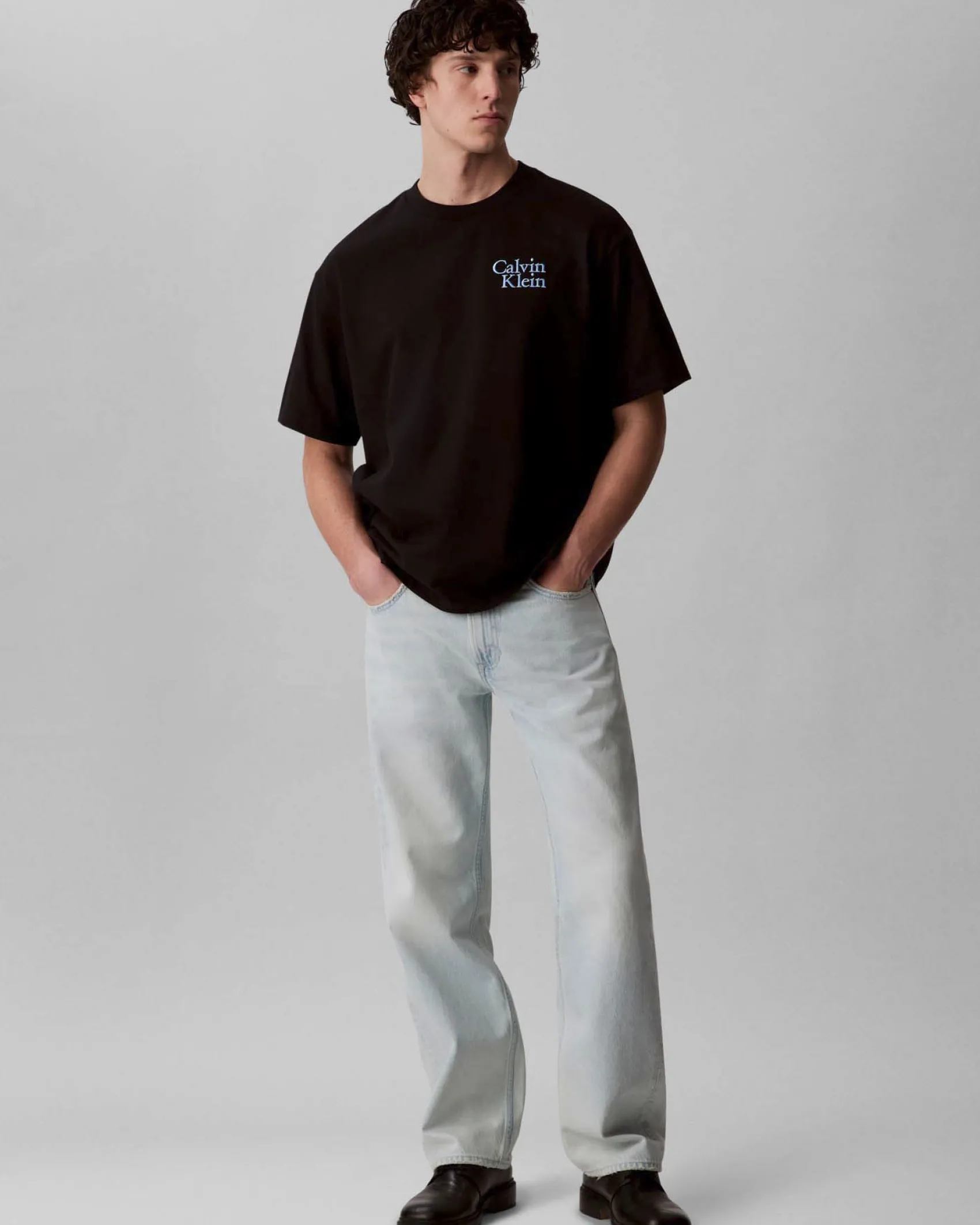 T-shirt relaxed-fit Calvin Klein Jeans nera in cotone con logo scritta in rilievo