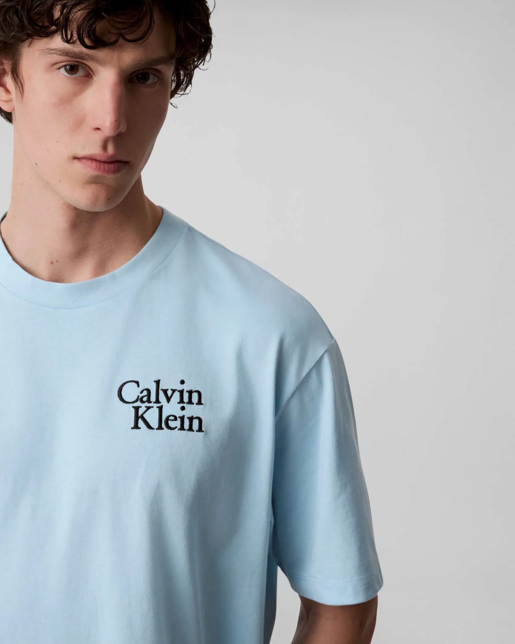 T-shirt relaxed-fit Calvin Klein Jeans azzurra in cotone con logo scritta in rilievo