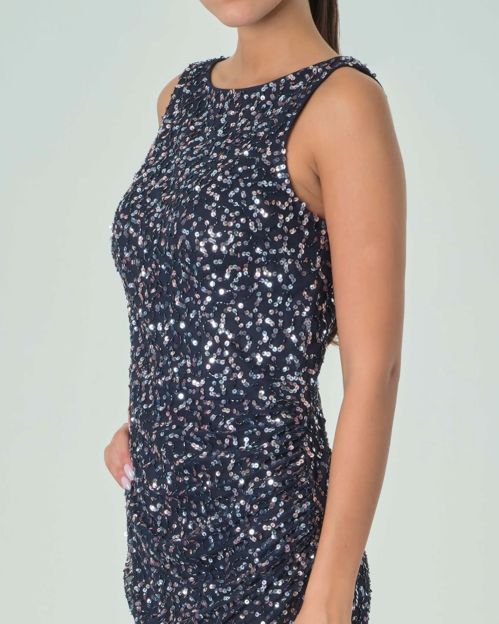 Tubino blu navy senza maniche in organza ricamata in paillettes sono su tono all over