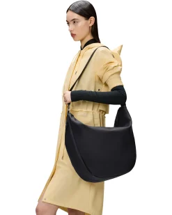 Valera Shoulder Bag nera misura grande a mezza luna in tessuto impermeabile con tracolla regolabile