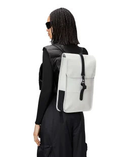Zaino Backpack Mini grigio perla dalla linea rettangolare con tasca frontale e chiusura a moschettone
