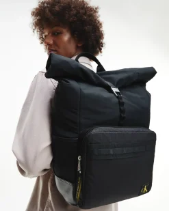 Zaino nero in nylon con tascone in tessuto ripstop e patch monogramma giallo ricamato