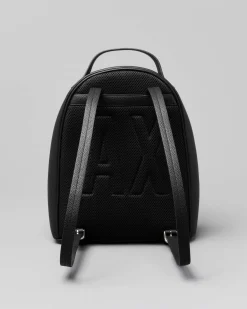 Zaino nero in similpelle martellata con logo stampa logo a rilievo piccola metallizzata sul davanti