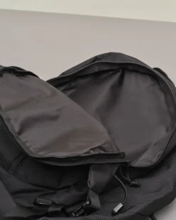Zaino nero in tessuto con tasca esterna con zip verticale